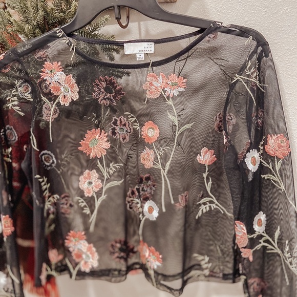 Floral Sheer Top with ruffled sleeves - Picture 3 of 4